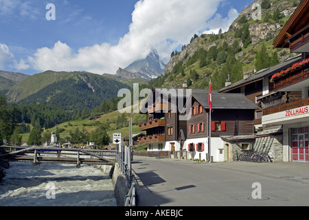 Mattervisspa scorre dal Gornergletscher attraverso Zermatt verso Visp come qui all'estremità occidentale di Zermatt in Svizzera Foto Stock