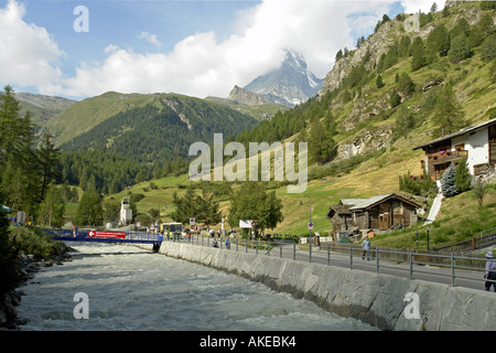 Mattervispa fluisce dal Gornergletscher attraverso Zermatt verso Visp come qui a west end di Zermatt Foto Stock