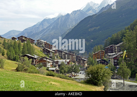 Il west end di Zermatt in Svizzera con le montagne intorno a Dom in background Foto Stock