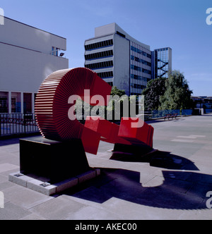 La generazione di possibilità, una scultura di Paul Frank Lewthwaite e la Renold Building, Umist, Manchester, Inghilterra, Regno Unito. Foto Stock