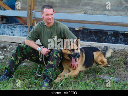 Esercito britannico Gestore del cane e il suo cane alsaziano Foto Stock