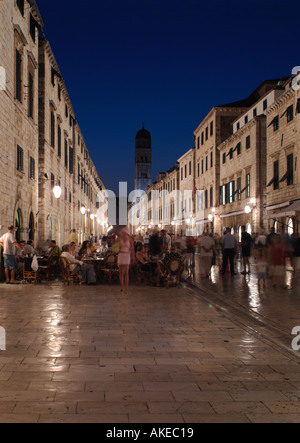 Night Shot della Stradun la strada principale attraverso le vecchie mura della città di Dubrovnik, Croazia. Foto Stock