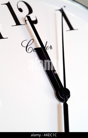 Orologio che mostra la mezzanotte o mezzogiorno Foto Stock