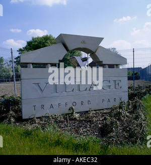 Firmare all'entrata di Trafford Park Village, Salford Quays, Greater Manchester, Inghilterra, Regno Unito. Foto Stock