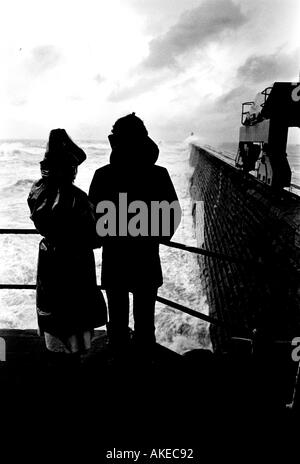 Giovane guardando la tempesta invernale northumberland tynemouth Foto Stock