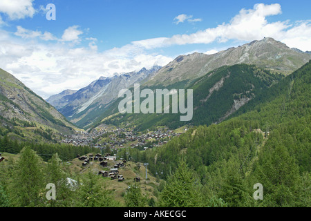 Vista spettacolare di Zermatt da off il sentiero da Zermatt a Furi su una soleggiata giornata estiva. Foto Stock