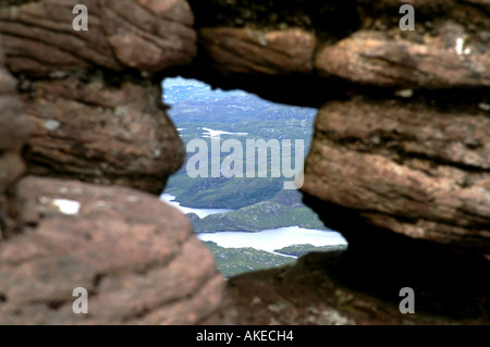 Foresta Inverpolly attraverso il foro nella roccia da stac Pollaidh Inverpolly Coigach Foto Stock