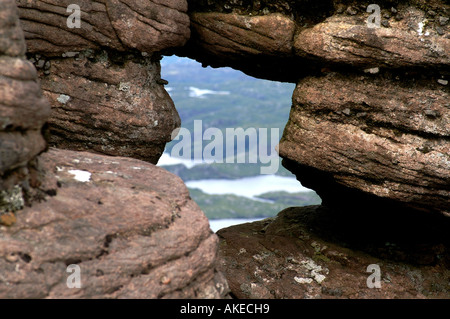 Foresta Inverpolly attraverso il foro nella roccia da stac Pollaidh Inverpolly Coigach Foto Stock