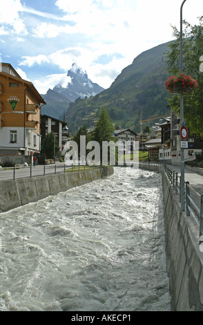 Fiume Impetuoso Mattervispa attraverso Zermatt su una soleggiata giornata estiva con il Cervino sullo sfondo Foto Stock