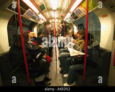 A bordo di una metropolitana sulla linea centrale Foto Stock