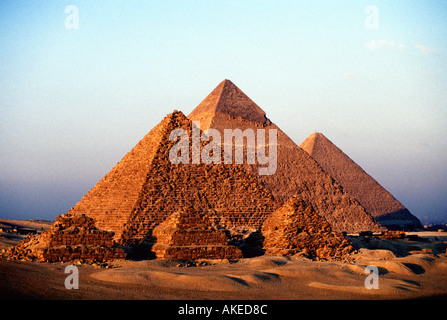 Le Grandi Piramidi di Giza vicino al Cairo in Egitto appaiono golden al tramonto Foto Stock