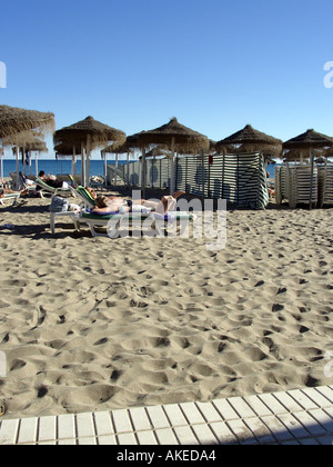 Inverno pieno di sole scena spiaggia Los Boliches a Fuengirola Spagna spiagge inverno Los Boliches all'aperto costa del sol malaga provincia Spagna Foto Stock