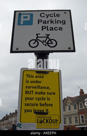 Ciclo posto parcheggio segno con sorveglianza di avvertimento e promemoria per bloccare le biciclette, a Twickenham, middlesex, vicino a Londra, Inghilterra Foto Stock