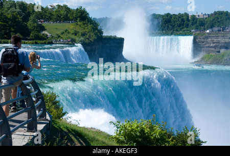 I turisti si godono la vista panoramica delle Cascate del Niagara dal lato degli Stati Uniti, con vista sulle potenti cascate e la nebbia. Foto Stock