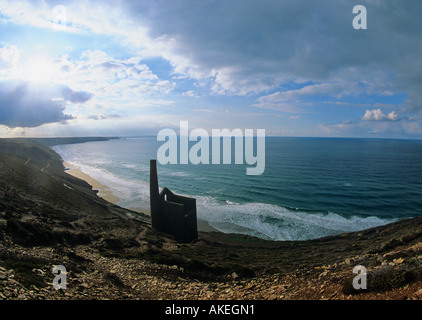 The ruins of the old Wheal Coates Tin mine overlooking the beach South of St Agnes Cornwall Foto Stock