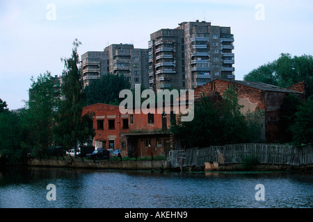 Russland, Kaliningrad (Königsberg), Plattenbauten und altes Haus am alten Pregel Foto Stock