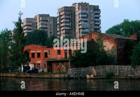 Russland, Kaliningrad (Königsberg), Plattenbauten und altes Haus am alten Pregel Foto Stock