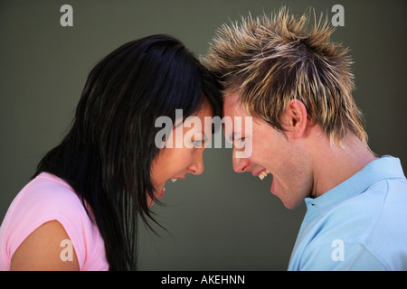 Coppia giovane urlando Foto Stock