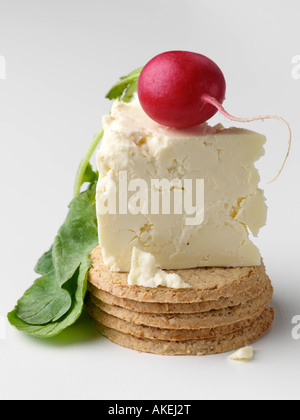 Caerphilly formaggio e cracker su uno sfondo bianco alimentare editoriale Foto Stock