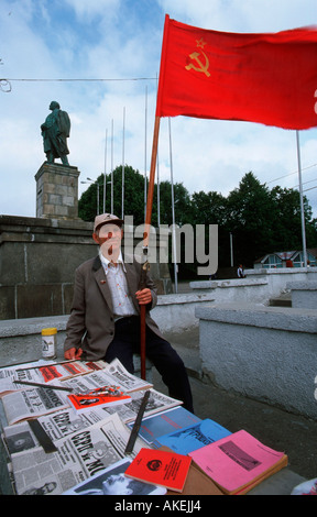 Russland, Kaliningrad (Königsberg), Hansaplatz (Ploschtschad Pobedy), Mann mit kommunistischem Propagandamaterial Lenindenkm vor Foto Stock