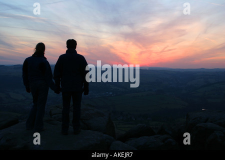 Vacanza romantica nel Derbyshire giovane che si affacciava su mori al tramonto Foto Stock
