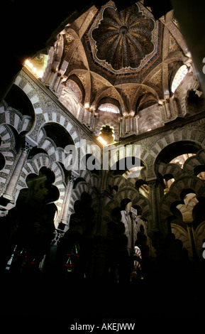 Il senso di colpa decorato a mosaico cupola sopra la baia di fronte il mihrab, la Mezquita a Cordoba Spagna Foto Stock