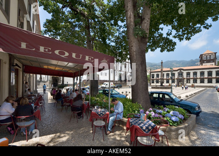 Cafe in Praca Do Municipio (Piazza Principale), Funchal, Madeira, Portogallo Foto Stock