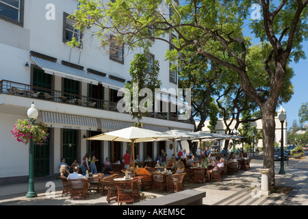 Cafe nel centro della città all'angolo di Avenida Arriaga e Avenida Zarco, Funchal, Madeira, Portogallo Foto Stock