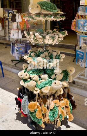 Peluche di tartarughe per la vendita al di fuori di un negozio in Piazza San Marco (Aghios Markou Sq), Zante, Zante, Isole Ionie, Grecia Foto Stock