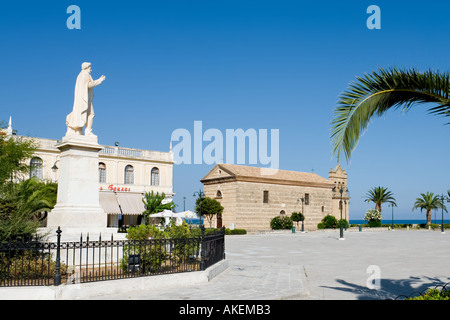 La chiesa e la statua, Solomou Square, Città di Zacinto, Zacinto (Zante), Isole Ionie, Grecia Foto Stock