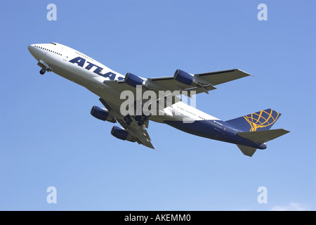 Un Boeing B747 200 serie jumbo jet di Atlas airways tenendo spento Foto Stock