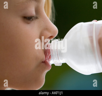 Ragazza giovane di bere acqua in bottiglia Foto Stock