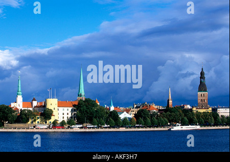 Lettland, Riga, Blick über den Fluss Daugava auf die Altstadt von Riga Foto Stock