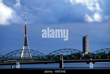 Lettland, Riga, Blick über den Fluss Daugava auf den Fernsehturm, mit 368 m einer der höchsten TV-Türme Europas Foto Stock