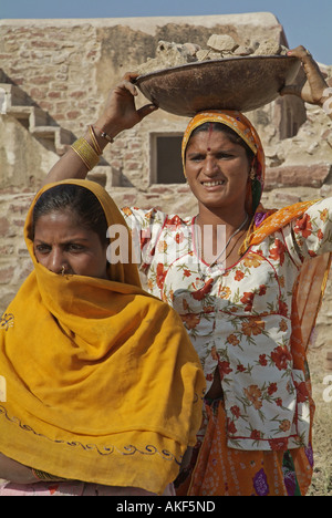 Le donne che lavorano a Fort Ahichatragarh Nagaur in India Foto Stock