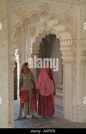 Le donne che lavorano a Fort Ahichatragarh Nagaur in India Foto Stock