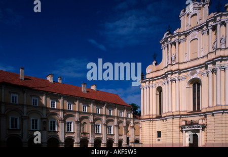 Osteuropa, Litauen, Vilnius, Altstadt, Grosser Hof der Universität mit der Fassade der Kirche San Johannes Foto Stock