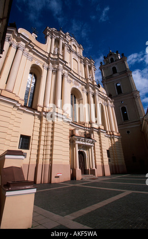 Osteuropa, Litauen, Vilnius, Altstadt, Grosser Hof der Universität mit der Fassade der Kirche San Johannes Foto Stock