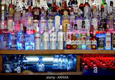 Bar Interni, bottiglie sul ripiano Foto Stock