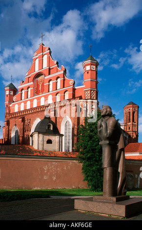 Osteuropa, Litauen, Vilnius, Altstadt, Bernhardiner-Kirche, davor Denkmal des Dichters Adam Mickiewicz Foto Stock