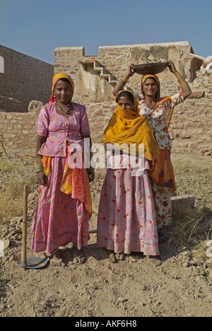 Le donne che lavorano a Fort Ahichatragarh Nagaur in India Foto Stock