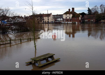 Inondazioni in Upton su Severn come fiume Severn burst le sue banche ancora una volta causando migliaia di sterline di danni Foto Stock