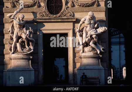 Österreich, Wien 1, Michaelerplatz, Michaelertrakt (Nordfassade der Hofburg), Heraklesfiguren am Michaelertor Foto Stock