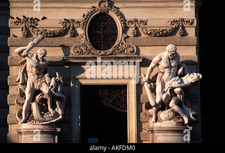 Österreich, Wien 1, Michaelerplatz, Michaelertrakt (Nordfassade der Hofburg), Heraklesfiguren am Michaelertor Foto Stock