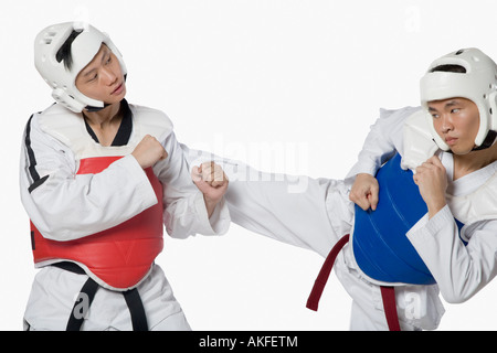 Close-up di una metà uomo adulto praticano kickboxing con un giovane uomo Foto Stock