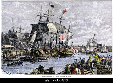 Manifestanti coloniale lo svuotamento di tè in porto durante il Boston Tea Party 1773. Colorate a mano la xilografia Foto Stock