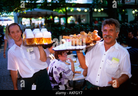 Wurstelprater Vergnügungspark, Kellner mit °Stelzen' und Bierkrügen im Lokal Schweizerhaus Foto Stock