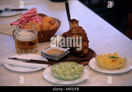 Wurstelprater Vergnügungspark, Teller mit °Stelzen', Senf, Kren und Krautsalat und Bierkrug im Lokal Schweizerhaus Foto Stock