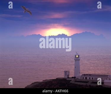 GB - Galles: Tramonto sul sud pila faro di Anglesey Foto Stock