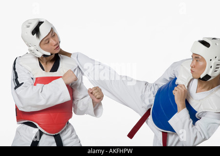 Close-up di una metà uomo adulto praticano kickboxing con un giovane uomo Foto Stock